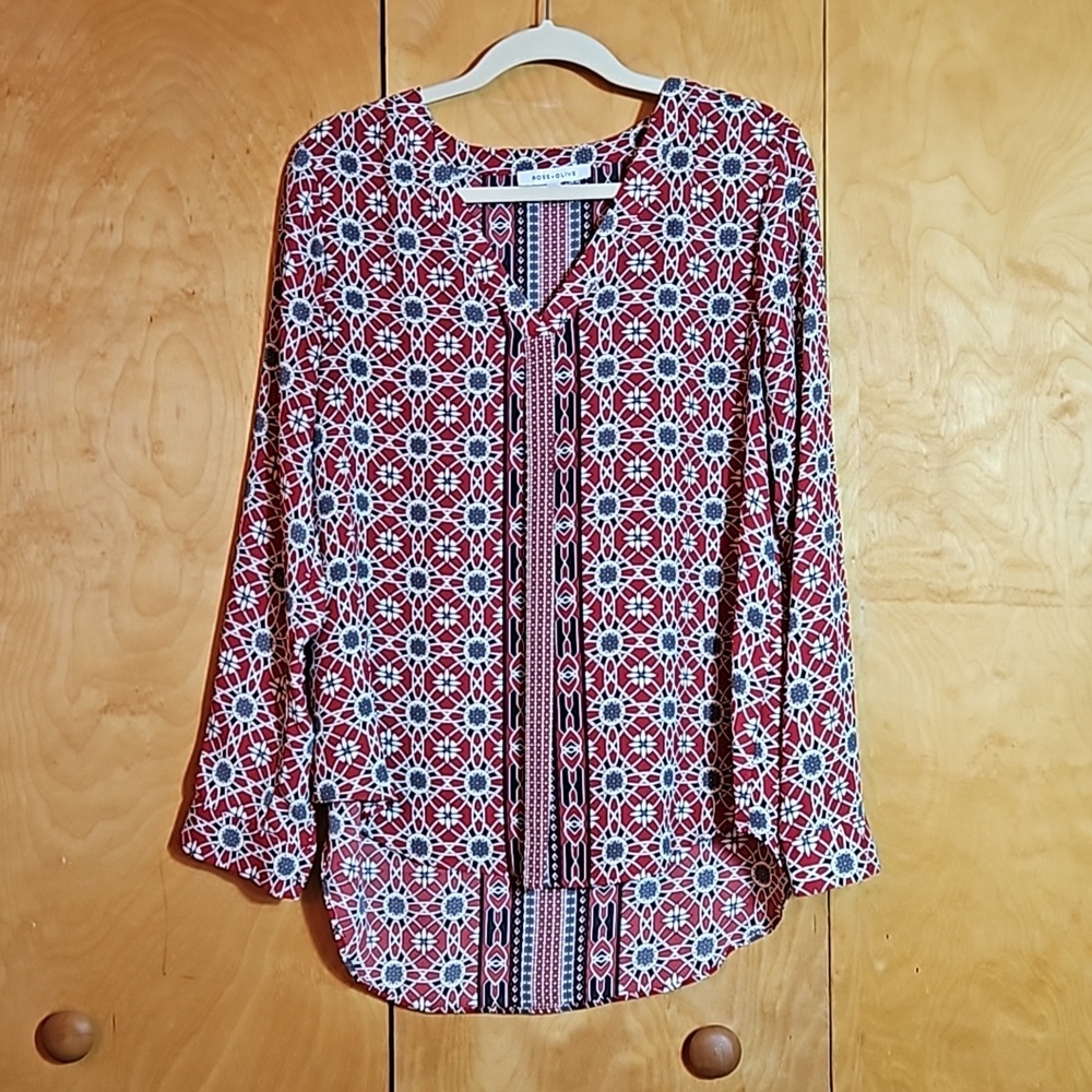 Rose + Olive Blouse Darted Front Fabric Buttons Longer in Back Geometric M